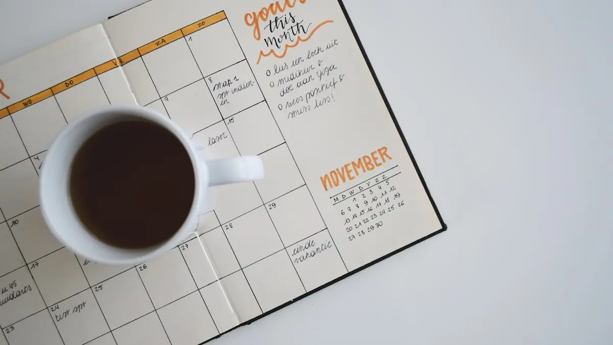 Terminplaner mit Kalender und Kaffeetasse – die Stichtage der E-Rechnungs-Pflicht im Blick