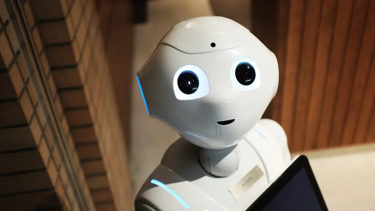 Serviceroboter mit Tablet – Symbolbild für Software-Roboter und Automatisierung